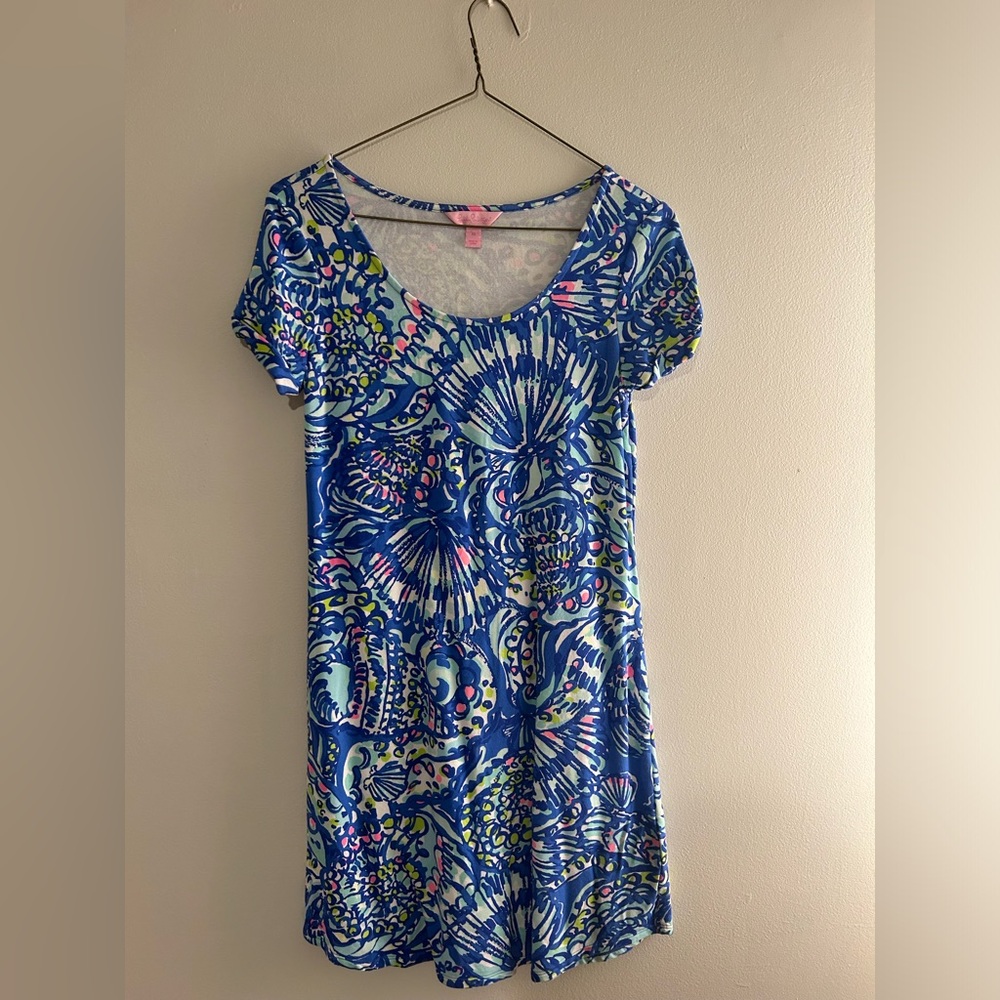 Lilly Pulitzer dress size xs. Almost t shirt material but has a sturdy lining